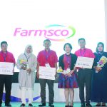 Penyerahan penghargaan kepada karyawan terbaik