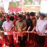 Gunting pita simbol diresmikannya RPHU milik CPI