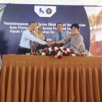 Foto bersama penyerahan hibah