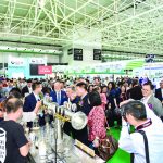 Keakraban para tamu VIP saat mengunjungi stan para exhibitor
