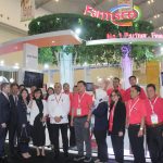 Tim Farmsco berfoto bersama Ahmed Zaki Iskandar (Bupati Tangerang)