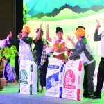 Salah satu hiburan yang dibawakan oleh staf Farmsco Indonesia