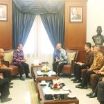 Rektor ITB, Prof. Dr. Ir Kadarsah Suryadi, DEA menyambut kedatangan T. Hadi Gunawan dan Jajaran Direksi Charoen Pokphand Indonesia di Rektorat ITB, Bandung (17/12)