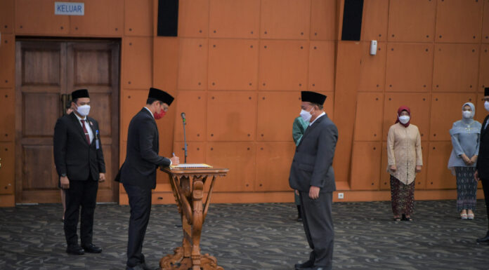 Menteri Pendidikan, Kebudayaan, Riset, dan Teknologi Nadiem Anwar Makarim melantik Prof. Dr. Ir. Akhmad Sodiq, M.Sc.Agr sebagai Rektor Universitas Jenderal Soedirman (Unsoed) Masa Jabatan 2022-2026. Pelantikan bertempat di Auditorium Gedung Kemenristekdikti Jakarta, Rabu (18/5).
