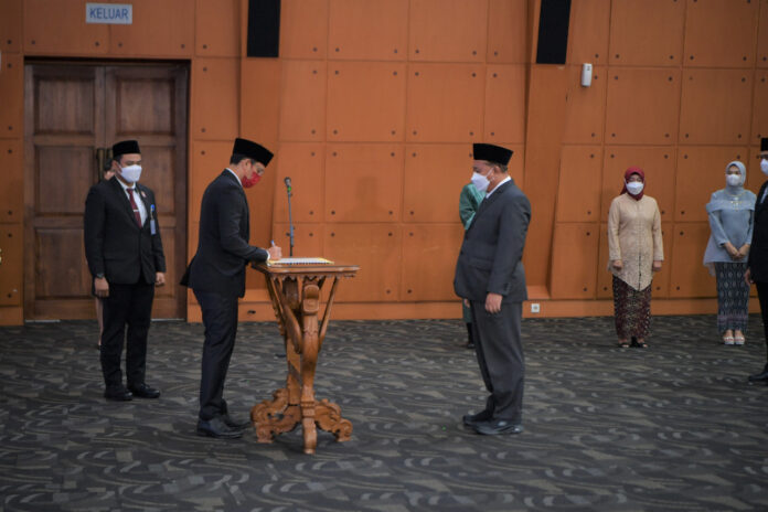 Menteri Pendidikan, Kebudayaan, Riset, dan Teknologi Nadiem Anwar Makarim melantik Prof. Dr. Ir. Akhmad Sodiq, M.Sc.Agr sebagai Rektor Universitas Jenderal Soedirman (Unsoed) Masa Jabatan 2022-2026. Pelantikan bertempat di Auditorium Gedung Kemenristekdikti Jakarta, Rabu (18/5). Menteri Pendidikan, Kebudayaan, Riset, dan Teknologi Nadiem Anwar Makarim melantik Prof. Dr. Ir. Akhmad Sodiq, M.Sc.Agr sebagai Rektor Universitas Jenderal Soedirman (Unsoed) Masa Jabatan 2022-2026. Pelantikan bertempat di Auditorium Gedung Kemenristekdikti Jakarta, Rabu (18/5).