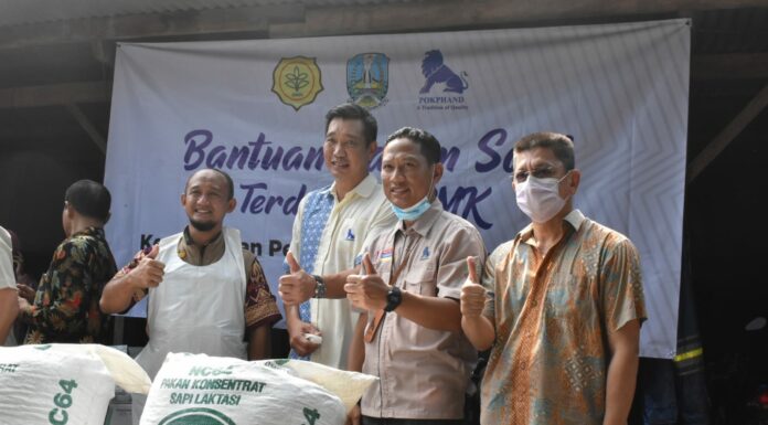 Pemberian secara simbolis bersamaan dengan pelaksanaan vaksinasi PMK pertama, yang berlangsung di peternakan sapi perah milik Afandi, Sidoarjo, Senin (13/6).