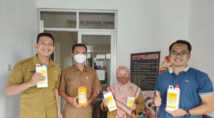 Kiri ke kanan : Penyerahan Bantuan ke Dinas Peternakan & Kesehatan Hewan Provinsi Nusa Tenggara Barat dan Dinas Perikanan & Peternakan Kabupaten Sumedang.