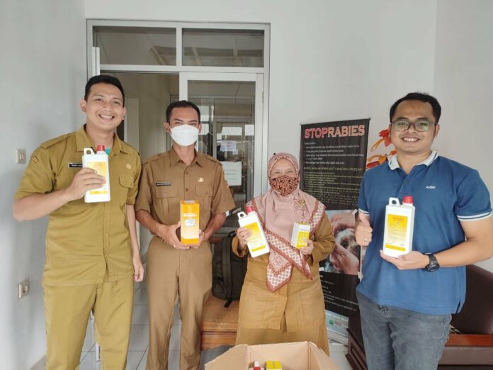 Kiri ke kanan : Penyerahan Bantuan ke Dinas Peternakan & Kesehatan Hewan Provinsi Nusa Tenggara Barat dan Dinas Perikanan & Peternakan Kabupaten Sumedang. Kiri ke kanan : Penyerahan Bantuan ke Dinas Peternakan & Kesehatan Hewan Provinsi Nusa Tenggara Barat dan Dinas Perikanan & Peternakan Kabupaten Sumedang.
