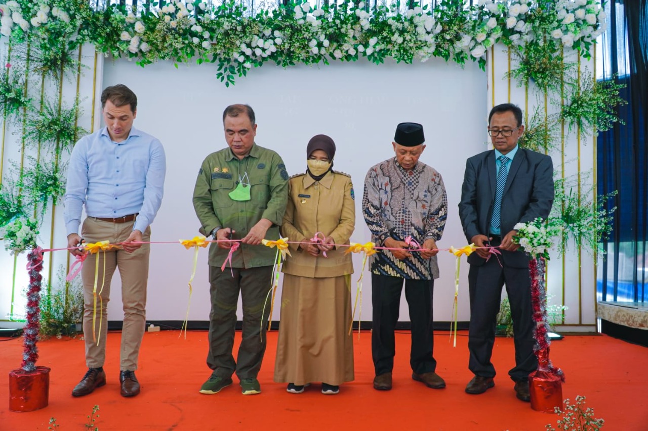 Prosesi gunting pita peresmian RPHU di Kota Banjar
