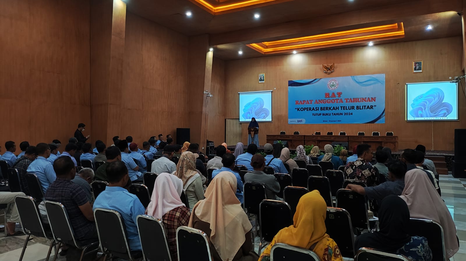 Gambar 1 Kesadaran terhadap pentingnya berkoperasi semakin dirasakan oleh peternak kecil, setidaknya terlihat dari pertumbuhan anggota di koperasi Berkah Telur Blitar dalam RAT tahunannya