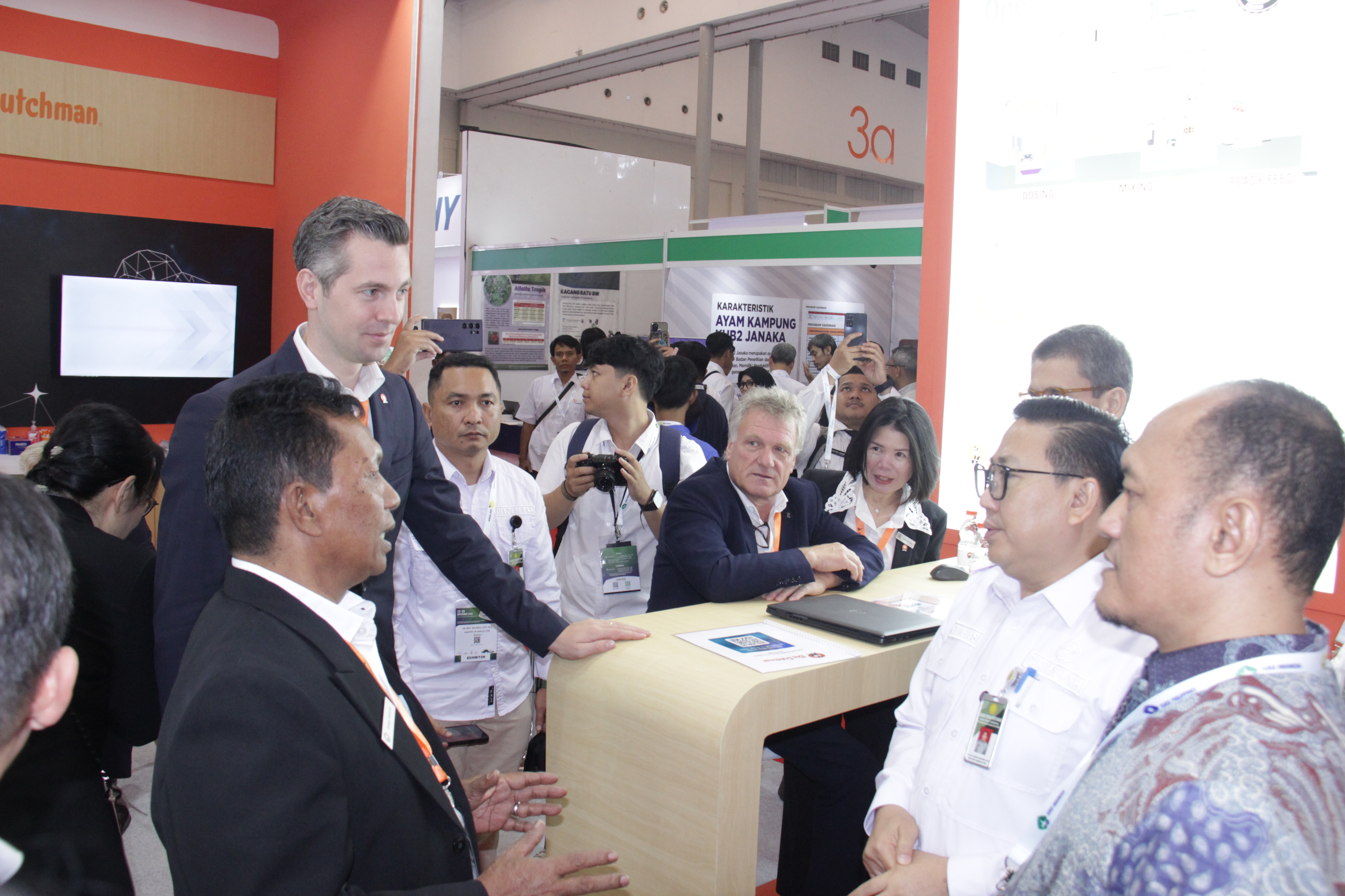 Kunjungan Dirjen PKH di stan Big Dutchman