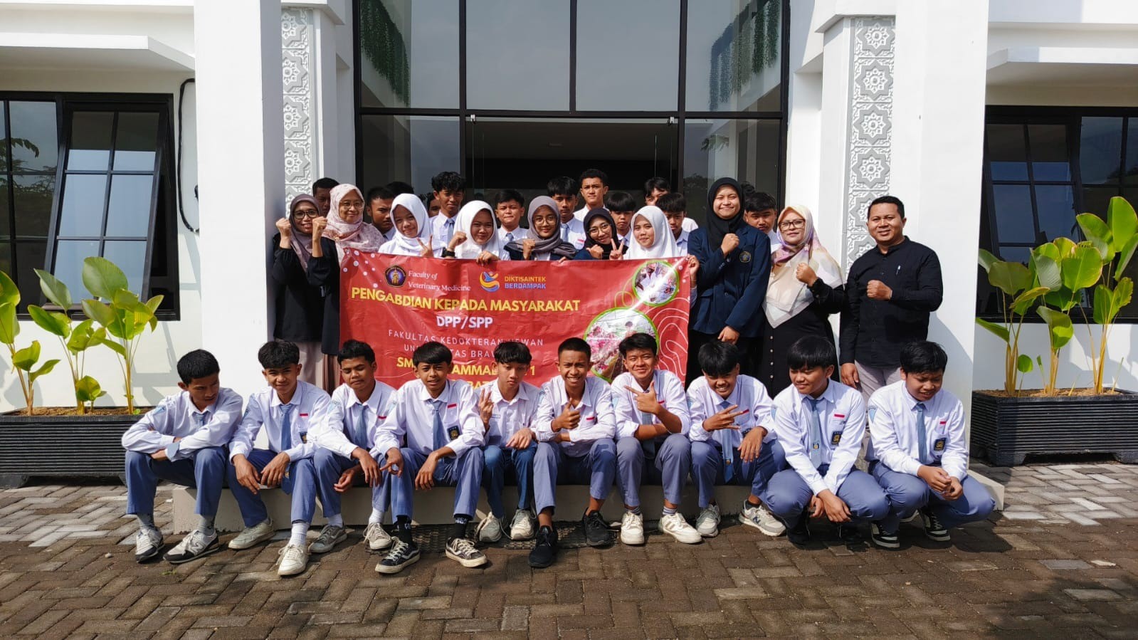 Wujudkan Tridharma Perguruan Tinggi, FKH UB Gelar PKM dan KKN Pengendalian Parasit Unggas di SMK Muhammadiyah 1 Kota Batu