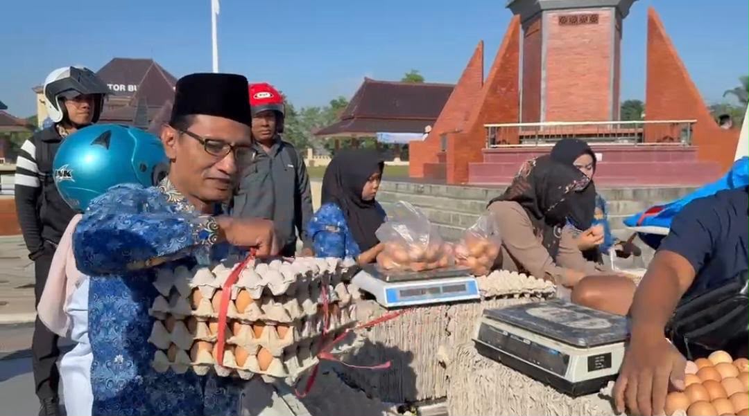 Soroti Lebarnya Disparitas Harga dari Kandang ke Konsumen, Peternak Blitar Gelar Aksi Obral Telur